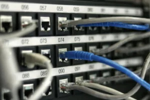 Rack de servidores e cabos de rede em data center corporativo