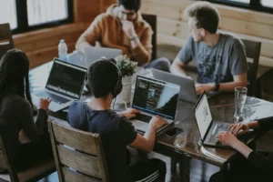 Equipe de tecnologia colaborando em projeto corporativo