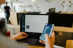 Profissional monitorando segurança cibernética em telas de computador