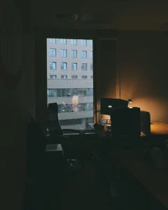 Ambiente de escritorio corporativo em tom escuro